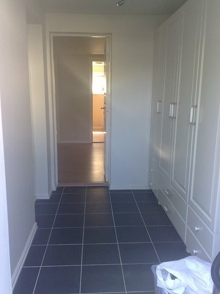 Gang med garderobe og varmekabler