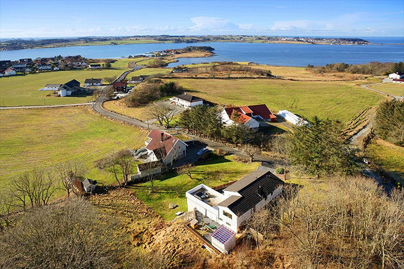 Luftig og landlig plasserering med nærhet til sjø og flotte turområder langs Hafrsfjord
