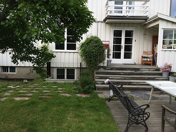 Fra hageside sommer, vindu hybel til venstre for trapp