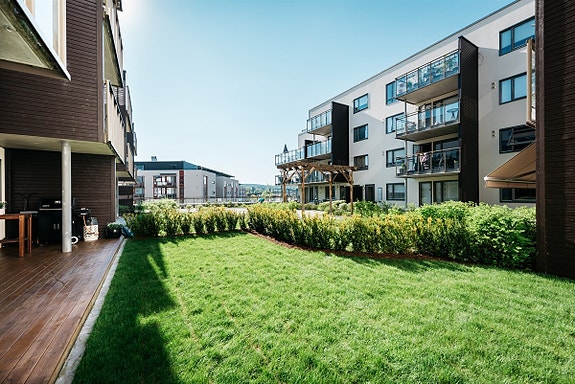 Ca. 30 kvm gressplen gir boltreplass for barn og husdyr