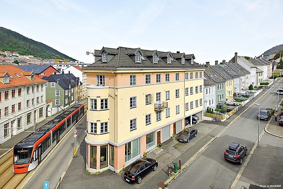 Velkommen til presentasjon av Camilla Colletsgate 7. En arealeffektiv 2-roms leilighet med gangavstand til Høyskolen.