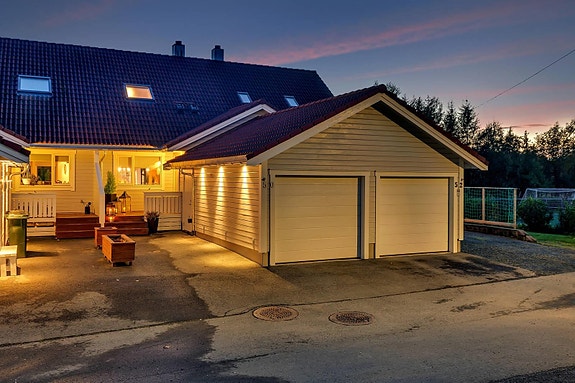 Velkommen til Låvekra 50. En pen og moderne familiebolig på populære Kolsås. Barnevennlig - 4 soverom - 2 bad