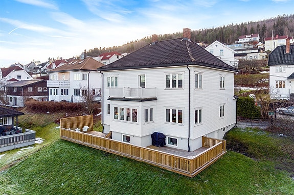 Privatmegleren ved John Granly Steen har gleden av å presentere denne sjarmerende hele tomannsboligen beliggende på Danvik. Stor hoveddel over to plan med bla. 4 soverom, 2 stuer og 2 bad + utleiedel m/leieinntekter på kr. 12 000,- per mnd.