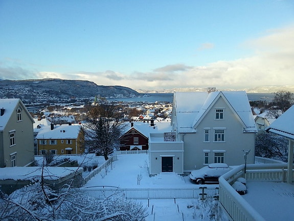 Fantastisk utsikt mot byen og fjorden fra stue og soverom 2