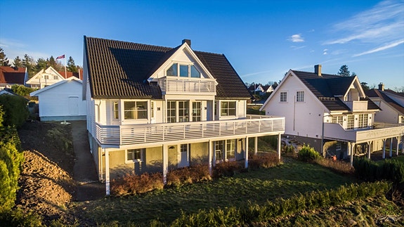 Velkommen til Hellalia 5 og denne moderne og innholdsrike boligen med bl.a. utleiedel, 6 soverom, 3 stuer og 3 baderom.