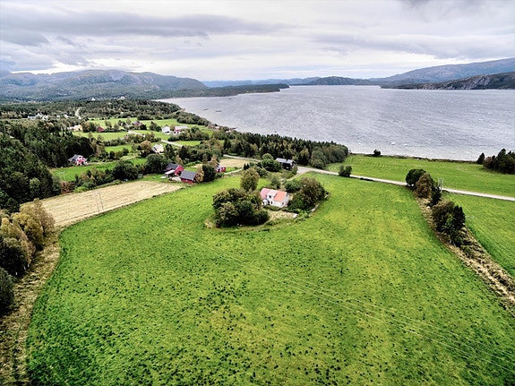 Velkommen til Hamnesvegen 192, småbruk på ca. 93 daa.