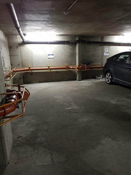 P-plassen ligger innerst i et garasjeanlegg med ca. 20 biler.