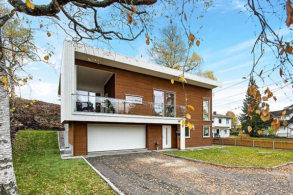 Mesterhus Signatur oppført i Skogvn.54 C på Stabekk. Bygget av Tømrerm. Lars Unnli AS  