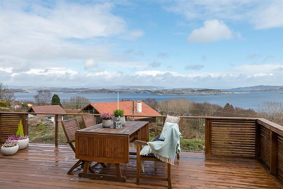 På solrike dager finnes det knapt flottere steder å spise middag enn på terrassen til Bratthammar 12.