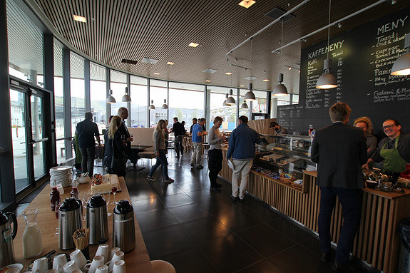 Café/kantine i bygget med lys fin beliggenhet Café/kantine i bygget med lys fin beliggenhet