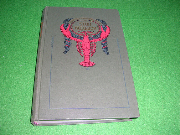 Fru Henriette Schønberg Erken - Stor kokebok for større og mindre husholdninger (1980)
Koking. Bakning. Sylting. Råsyltning. Vinlegning. Slaktning. Hermetikk. Sykekost og diétkost. Menyer. Anretning.
708 sider. Illustrert. Nyopptrykk av utgaven fra 1914.