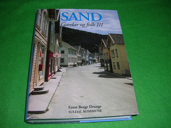 Ernst Berge Drange - Sand. Gardar og folk III (2000)
Bok med vareomslag. 683 sider. Rikt illustrert.