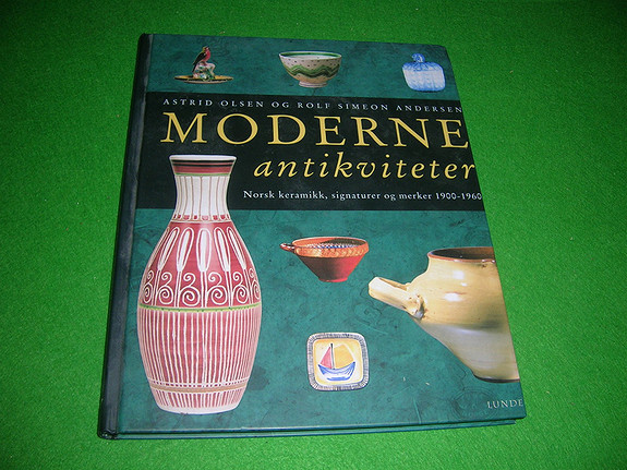 Rolf Simeon Andersen & Astrid Olsen - Moderne antikviteter (2000)
Norsk keramikk, signaturer og merker 1900-1960
176 sider. Rikt illustrert. Boken er ny.
