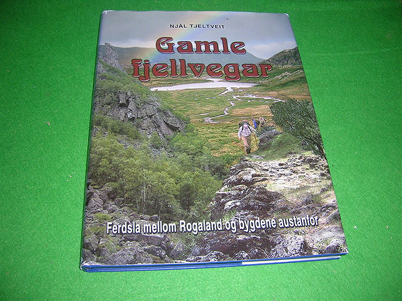 Njål Tjeltveit - Gamle fjellvegar. (1999)
Ferdsla mellom Rogaland og bygdene austanfor
Bok med vareomslag. 207 sider. Svært rikt illustrert.