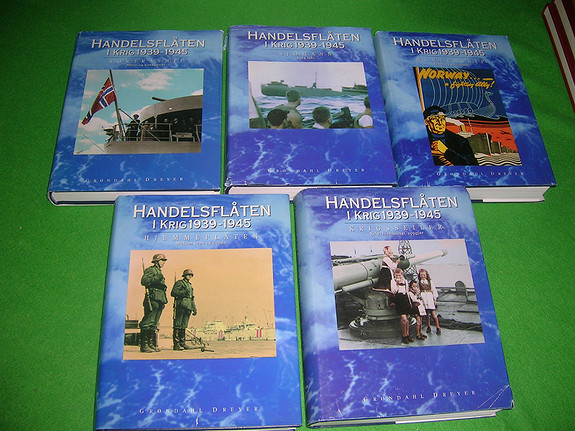 Handelsflåten i krig 1-5. Originalbind med vareomslag. Tilsammen ca. 2500 sider. Rikt illustrert.
