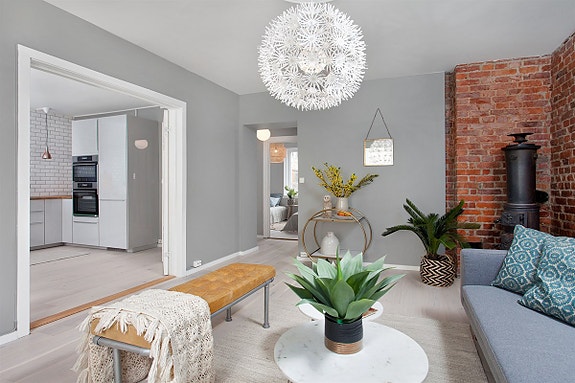 Nydelig, klassisk 3(4)-roms med peis, rosett, god takhøyde og lekkert spisekjøkken.