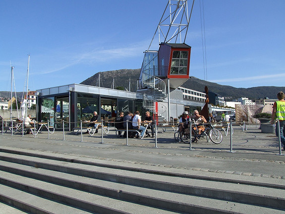 Motorhallen har egen kantine, men lunchen kan også nytes i Kranen Kafé som drives av Colonialen Motorhallen har egen kantine, men lunchen kan også nytes i Kranen Kafé som drives av Colonialen