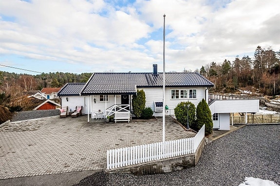 Egen inngang (døren til høyre i bildet)