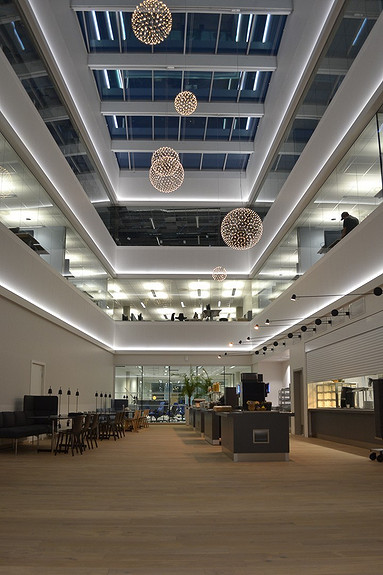 Opplev atrium på kveldstid. Opplev atrium på kveldstid.