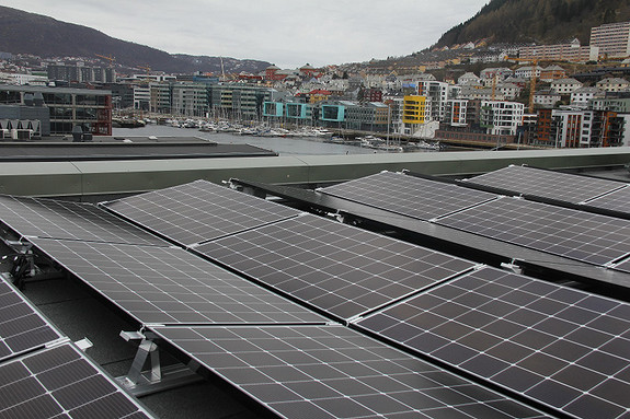 Solceller dekker hele taket Solceller dekker hele taket