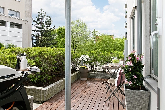 Sørvestvendt og meget romslig uteplass. Her kan man nyte late sommerdager!