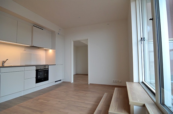 Kjøkken / Stue med utgang til balkong med fin utsikt