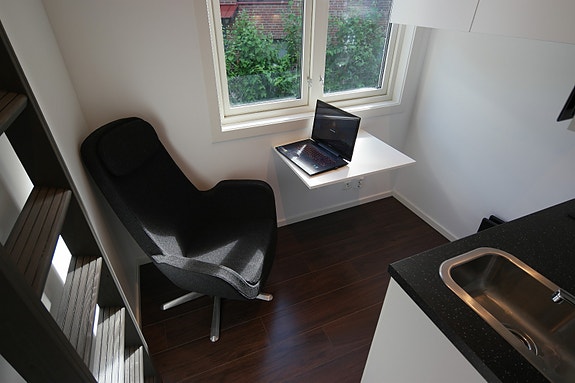 Sitte-/arbeidsplass med bord som kan felles ned.