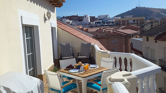 Toppleilighet, med stor terrasse, en oase, sentralt i den historiske bydel.