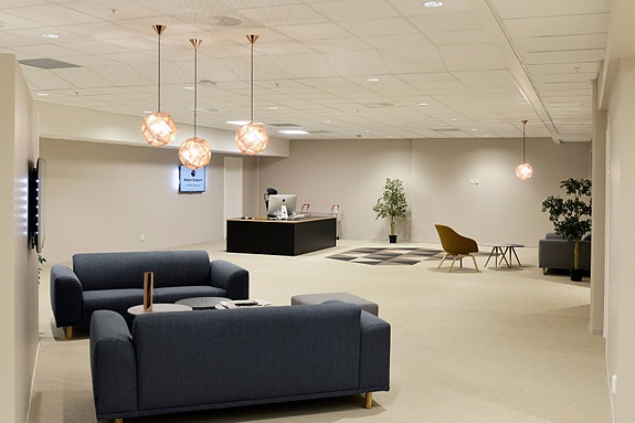 Vi holder til i lyse og fine lokaler på Helsfyr.