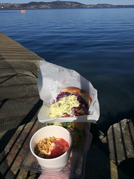 Lunsjen kan nytes ute når solen skinner! Lunsjen kan nytes ute når solen skinner!