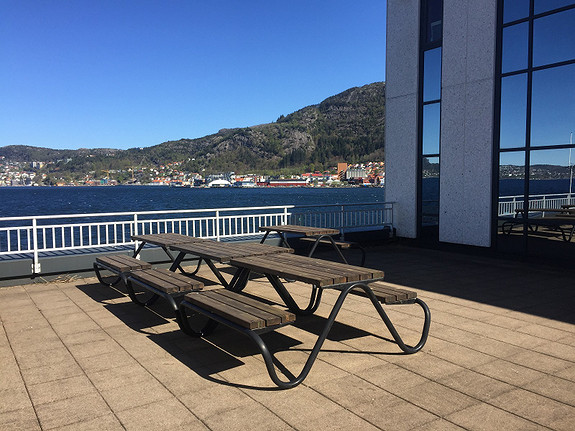 Flott skjermet stor takterrasse, med nydelig sjøutsikt og sol til langt på kveld Flott skjermet stor takterrasse, med nydelig sjøutsikt og sol til langt på kveld