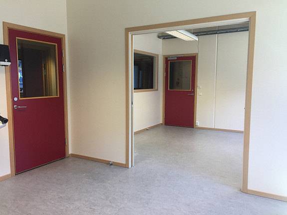2. etg. 45 kvm fordelt på to rom. Kan leies separat. 2. etg. 45 kvm fordelt på to rom. Kan leies separat.