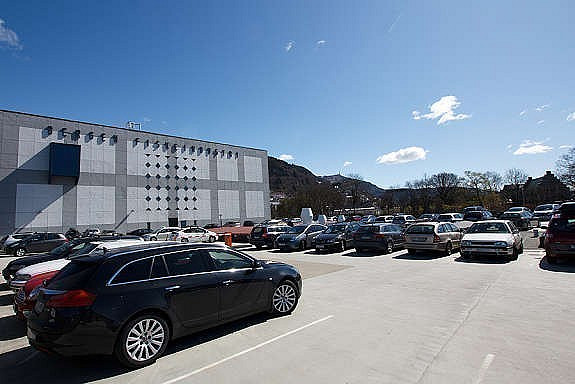 God parkeringsdekning på området. Bildet viser parkering på tak. God parkeringsdekning på området. Bildet viser parkering på tak.