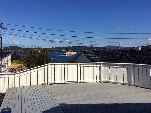TERRASSE med sjøutsikt