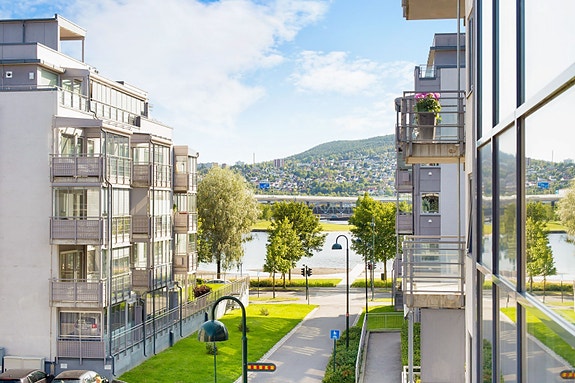 Attraktivt og sentralt beliggende leilighet i nyere boligstrøk med elvepromenaden som nær nabo.