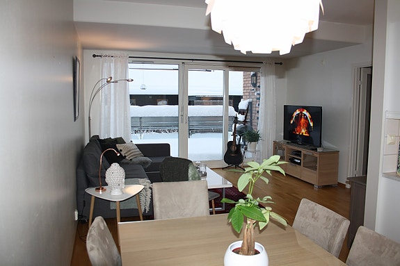 Stor stue med åpen løsning.