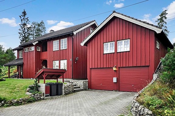 Flott eiendom med utleiedel og isolert rom over garasjen