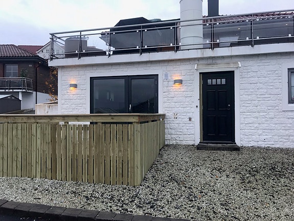 Egen inngang med terrasse for å nyte sjøutsikten. Parkering rett ved inngangsdør