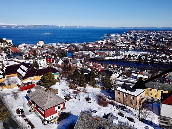 Panoramutsikt over sentrum - se pil for plassering av leilighet
