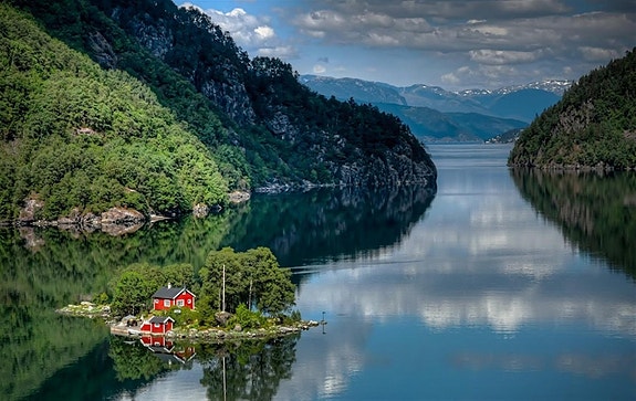 Denne øya er en av Norges mest fotograferte hytter, den lille rødmalte stua som ligger på Eiaholmen i Lovrafjorden i Rogaland.