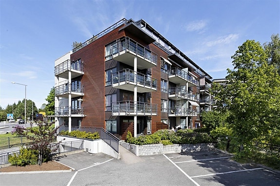 Innbydende 2 roms med solrik innglasset balkong, flott utsikt, heis. Strøm inkludert., Oslo