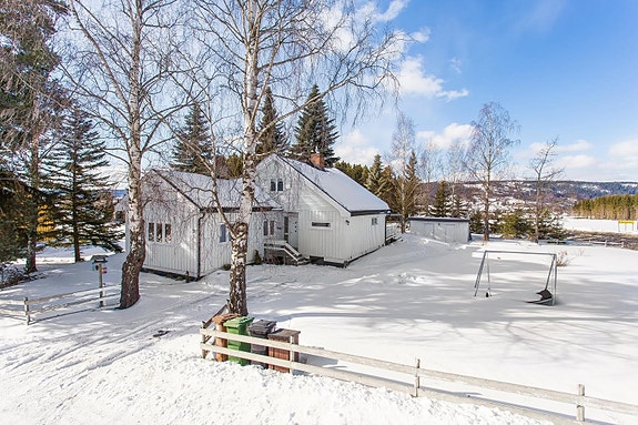 Velkommen til Busundveien 22. En meget hyggelig bolig på romslig flat tomt.