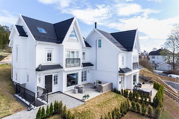 Nydelig, nyoppført bolig fra 2015 med et klassisk utseende og med innslag av moderne elementer, tegnet av den anerkjente arkitekten Lorentz Gedde-Dahl