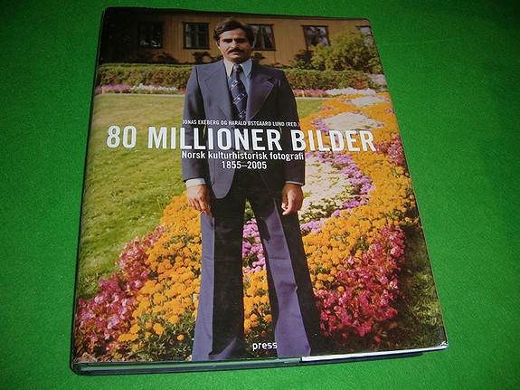 Jonas Ekeberg & Harald Østgaard Lund (red.)- 80 millioner bilder (2008)
Norsk kulturhistorisk fotografi 1855-2005
Bok med vareomslag. 432 sider. Gjennomillustrert.