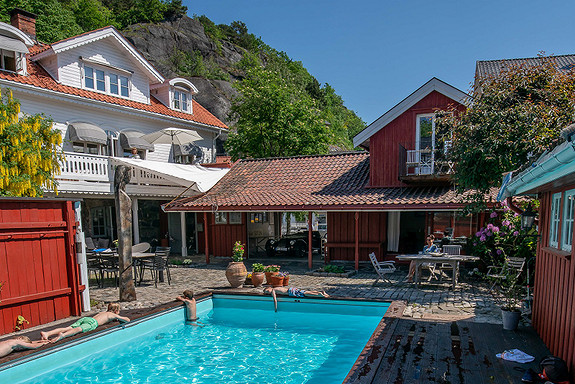 Vakkert hus midt i Risør sentrum med utendørs oppvarmet svømmebasseng.
