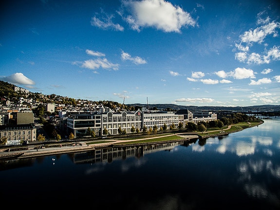 Bryggeriet ligger sentralt i Drammen 10 min. gange fra jernbanestasjonen og like ved avkjøring fra E18.