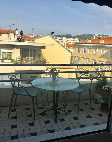 Super 2 roms med terrasse i hjertet av Nice