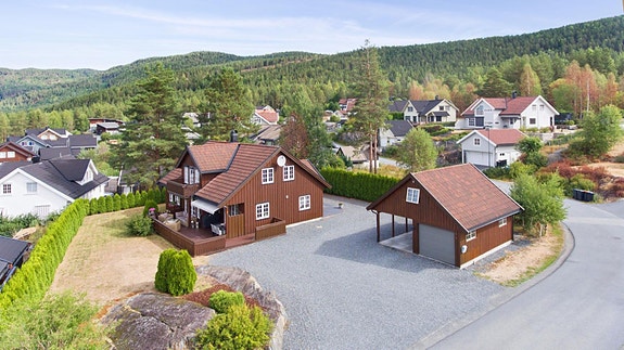 Eiendomsmegler MNEF Lars Bredeveien presenterer en innholdsrik enebolig på Raumyr med garasje og carport.