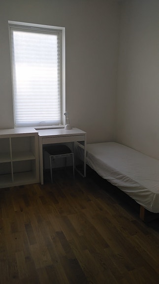 Rom 1. Kr 8000/måned.