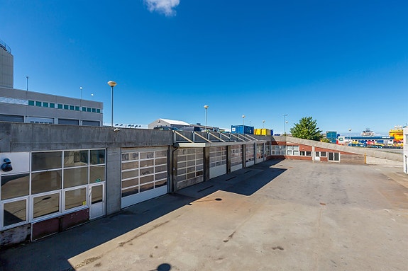Kontor, uteområde og verksted